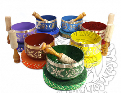 Поющая литая чаша ЧАКРА цветная с орнаментом 5 металлов для гармонизации чакр и целительства