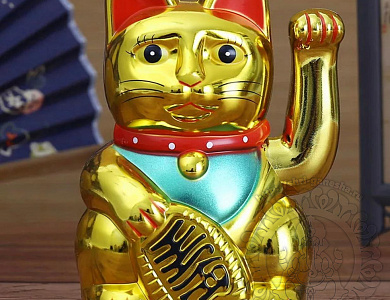 Кошечка Манеки-неко под золото, пластик, 27 см